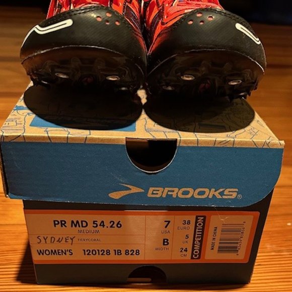 Brooks Sydney track spikes, Women's Size 7 - Picture 2 of 2